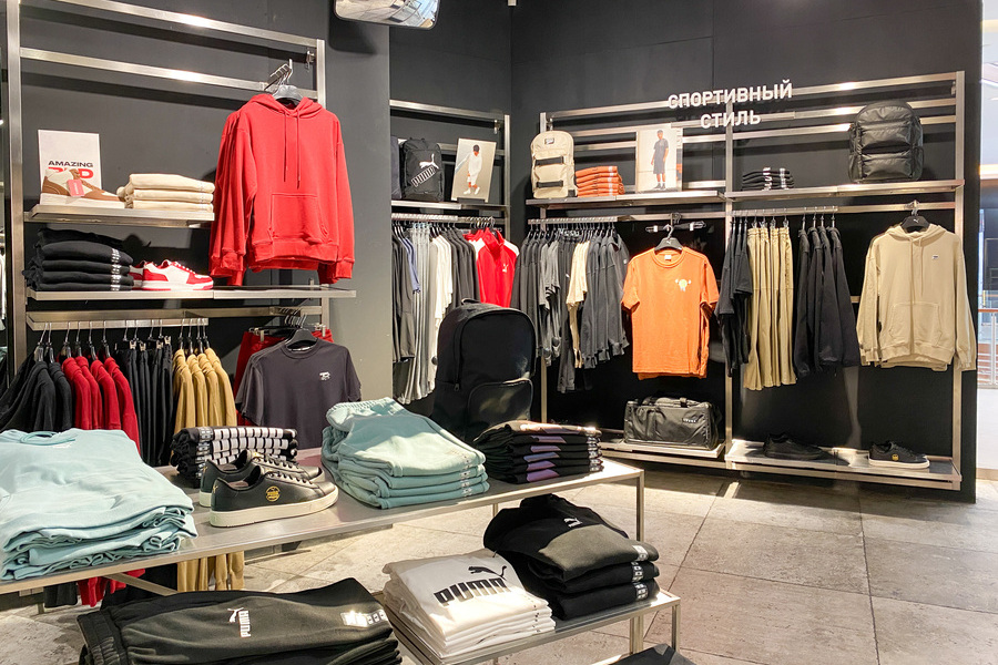 Люди в магазине одежды. Sinsay мужской отдел. Модный бутик. Сети одежды. Denim dream outlet таллин.